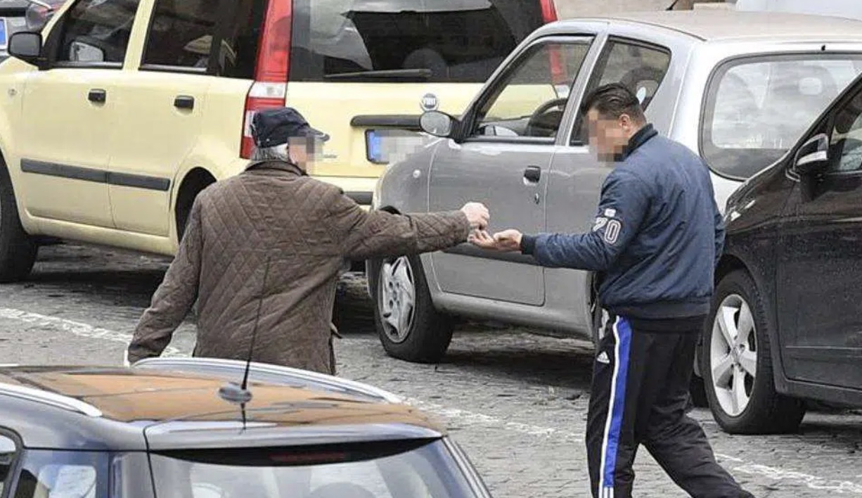 parcheggiatore abusivo sosta