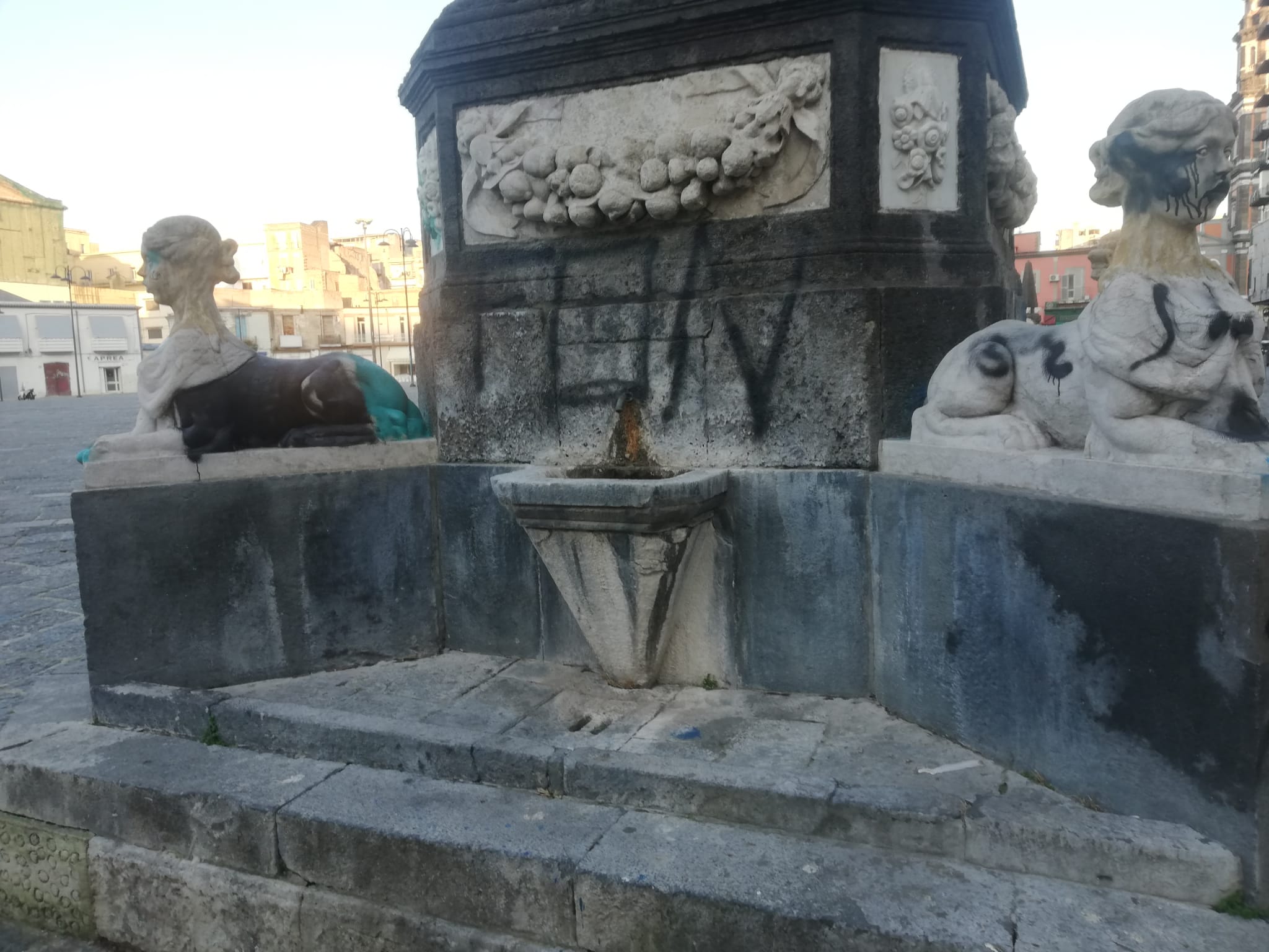 Sfingi della fontana del seguro vandalizzate, piazza mercato