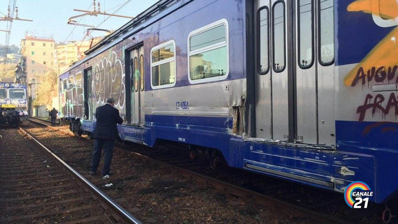 Sono appena finite le operazioni di rimozione, il masso è stato rimosso. Adesso la rete di protezione verrà svuotata e ripristinata per la sicurezza delle altre strutture. Con l'intervento fatto, eliminato il pericolo imminente, sono ripristinate le condizioni di sicurezza per la linea ferroviaria, domani da inizio servizio la circolazione riprenderà su tutta la linea.