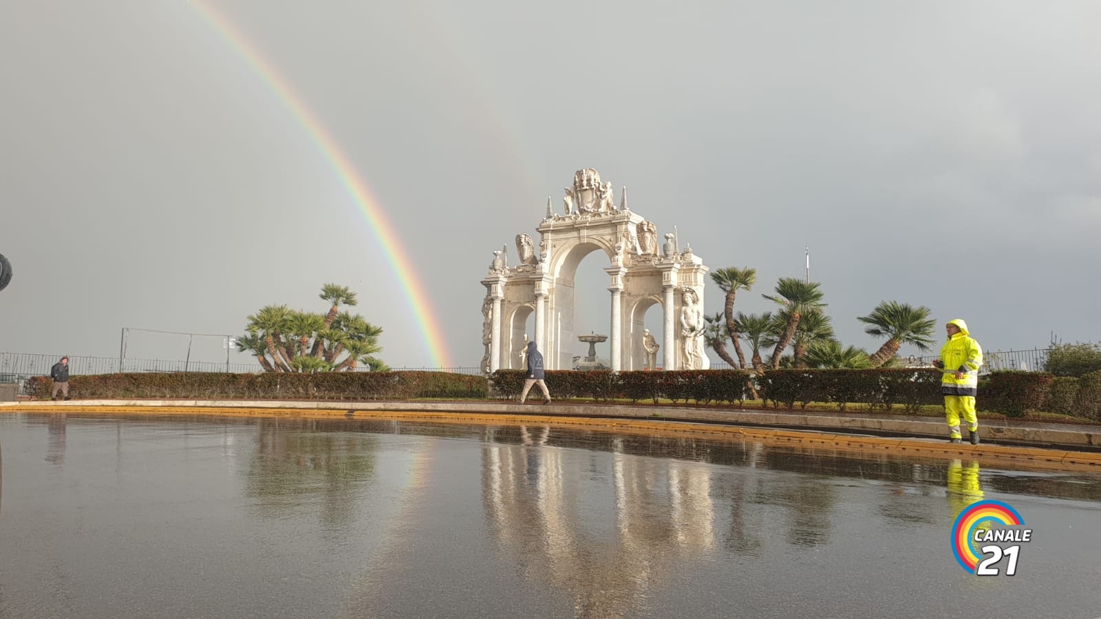 fontana del gigante napoli via partenope arcobaleno