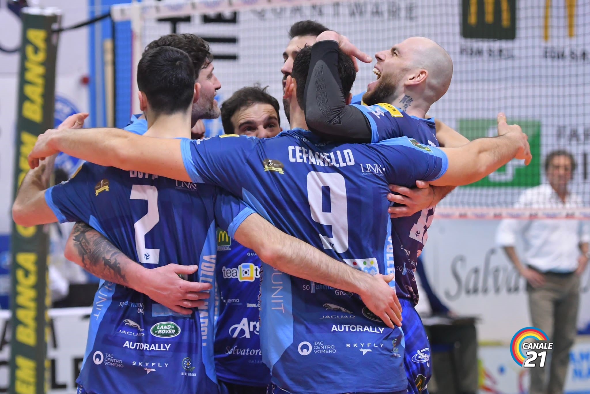La QuantWare Napoli mostra carattere nell’incontro con la Avimecc Modica, dopo i primi due parziali in cui la squadra di casa mena le danze portandosi avanti 2-0, la squadra reagisce e non si lascia travolgere,