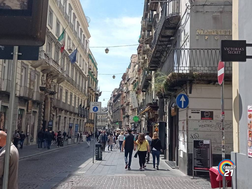 Ieri pomeriggio gli agenti dell’Ufficio Prevenzione Generale, durante il servizio di controllo del territorio, su disposizione della Centrale Operativa, sono intervenuti in un negozio di abbigliamento di via Toledo per la segnalazione di un furto.