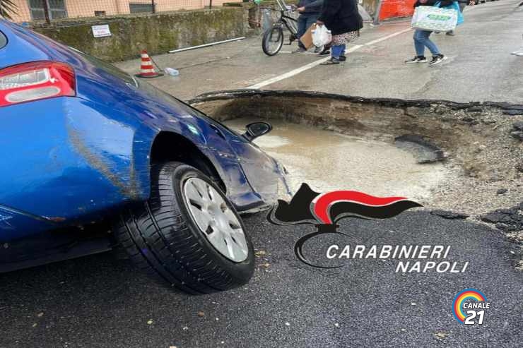 Auto in una voragine