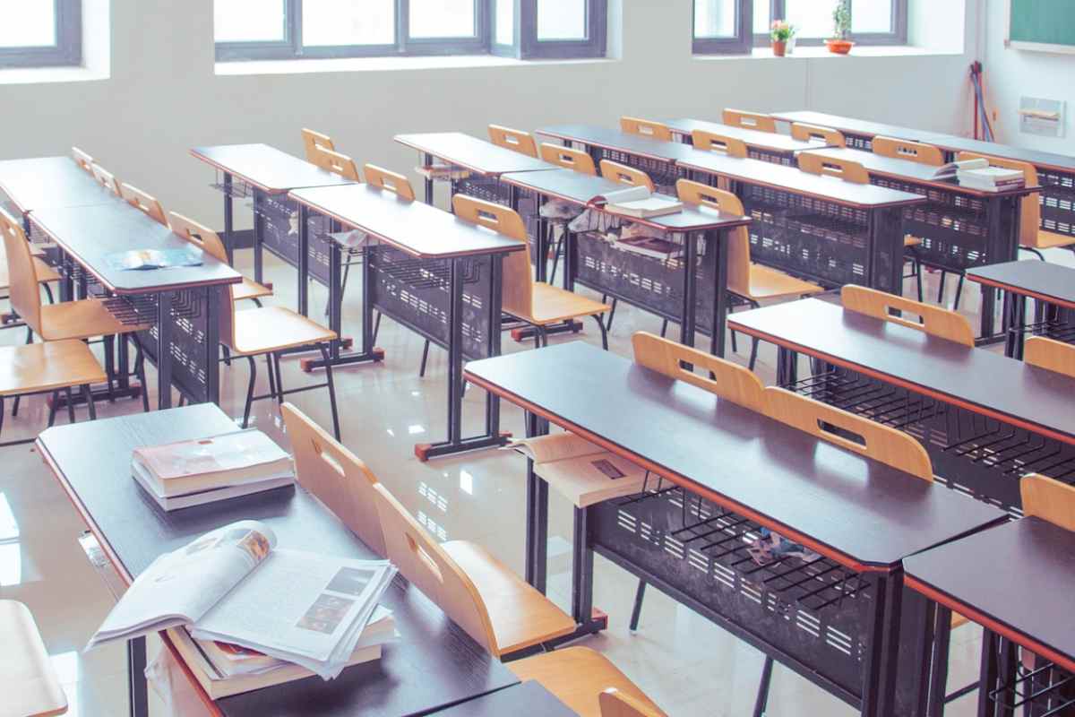 Offese ai bimbi, interdetta maestra
