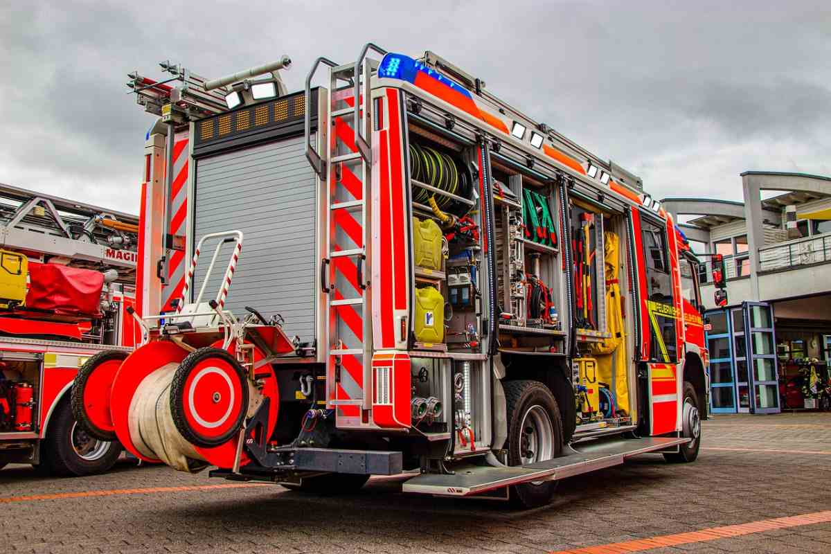 Avellino, minibus in fiamme