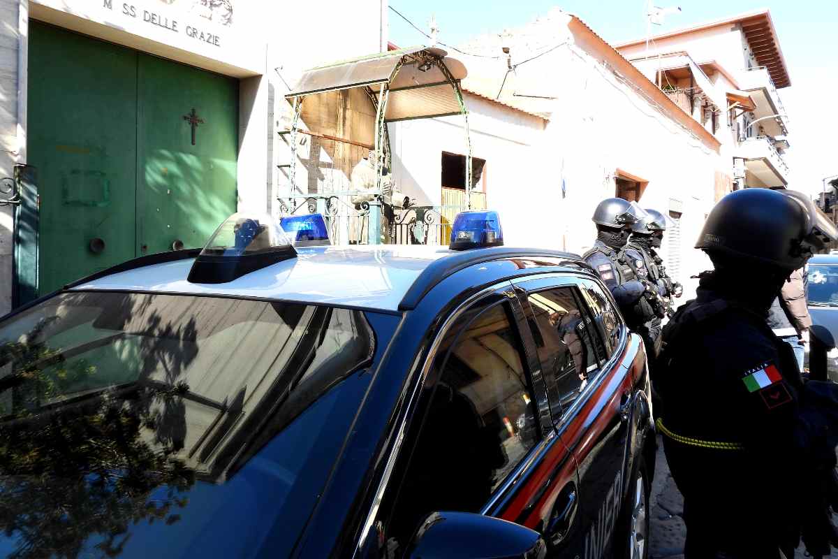 Droga nel cimitero a Secondigliano, a Marano fermati due pusher