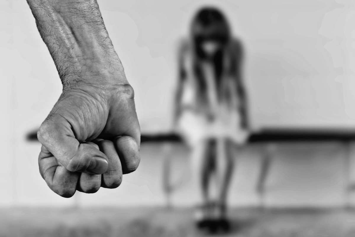 Entra in casa e aggredisce moglie, messo in fuga da figlia 13enne