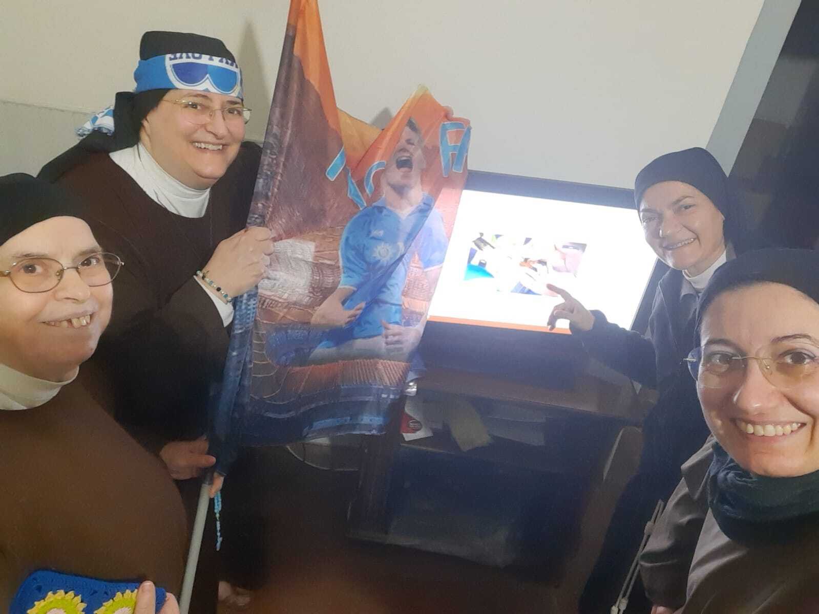 In clausura ma con sciarpe e bandiere azzurre
