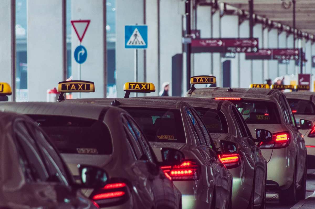 Mobilità, manifestazione dei tassisti davanti al Maschio Angioino