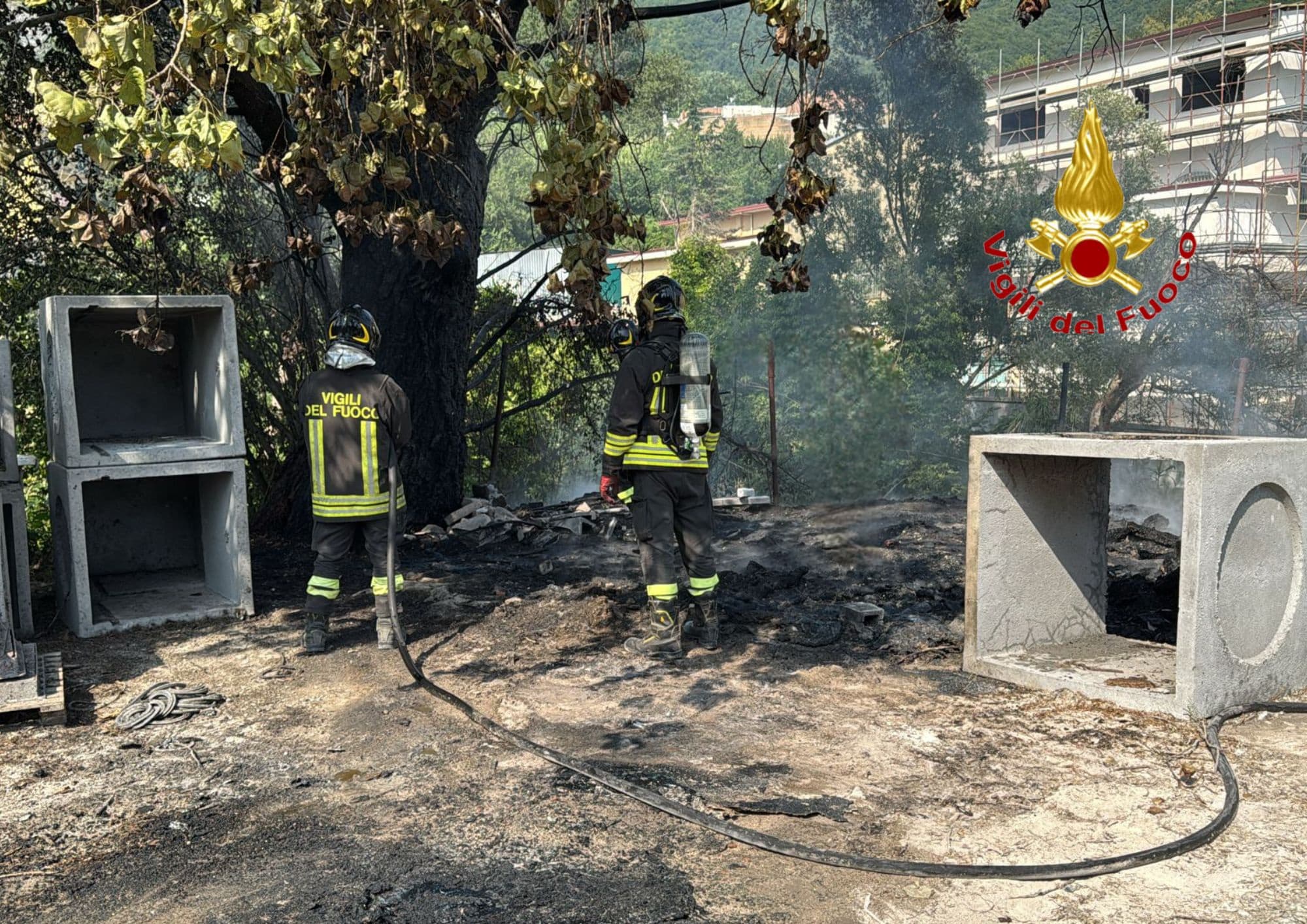 In fiamme materiale edile nel salernitano