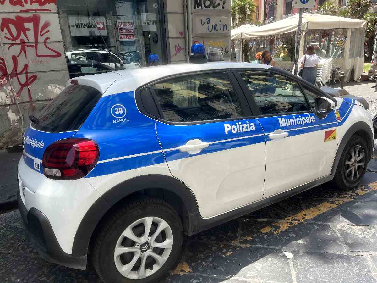 Bimbo di 4 anni sfugge ai genitori, trovato dalla polizia locale