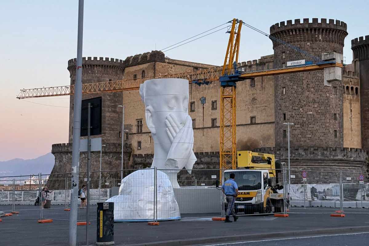 In piazza Municipio installata “L’ode al silenzio”