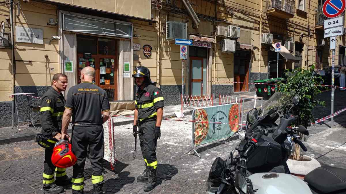 A Forcella è caduto un cornicione, nessun ferito