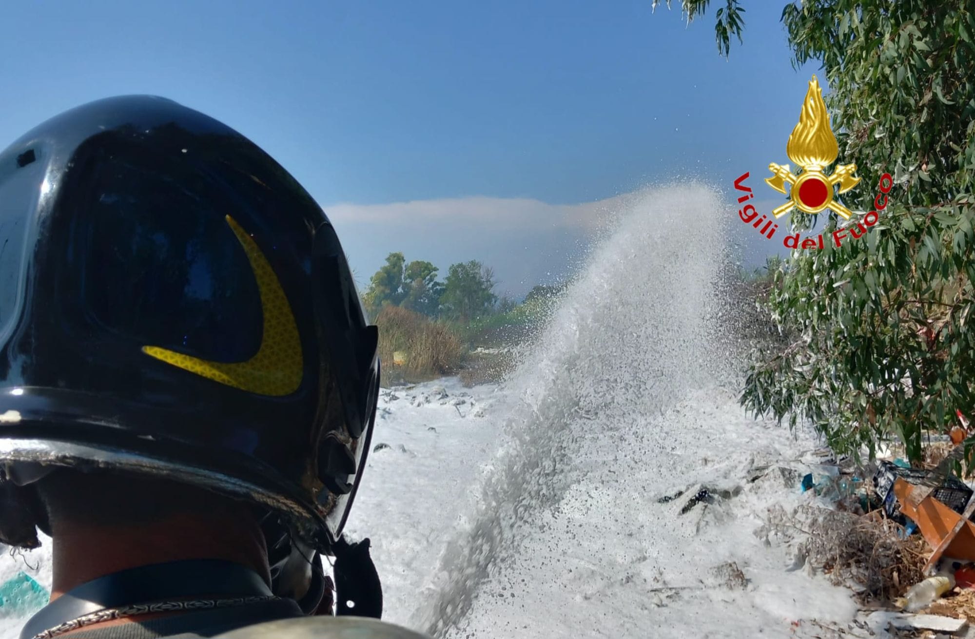Fiamme in area sotto sequestro a Pontecagnano Faiano