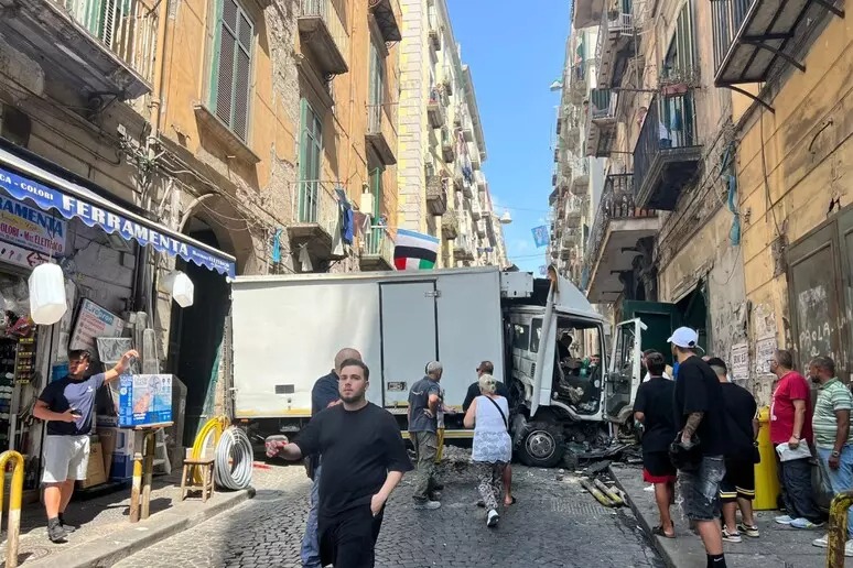 Corsa senza freni per un camion a Napoli centro, 3 feriti