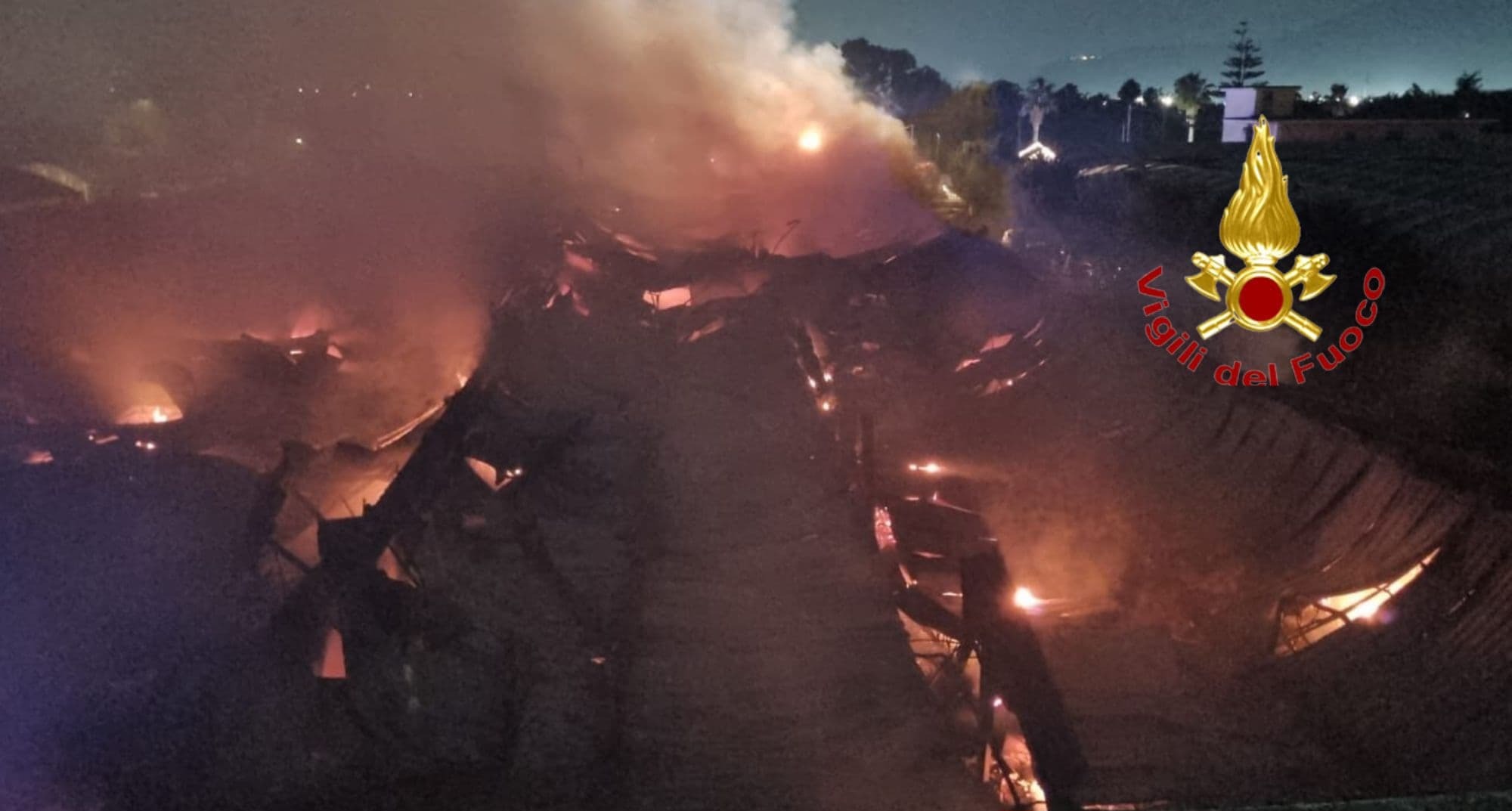 Incendio ad Angri, distrutto capannone