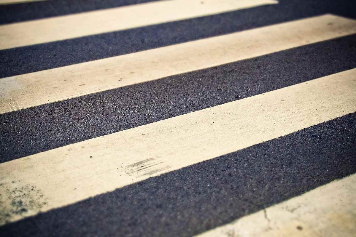Aiuta anziana sulle strisce, investito: è grave