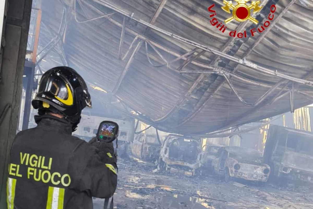 Nocera, incendio in deposito auto
