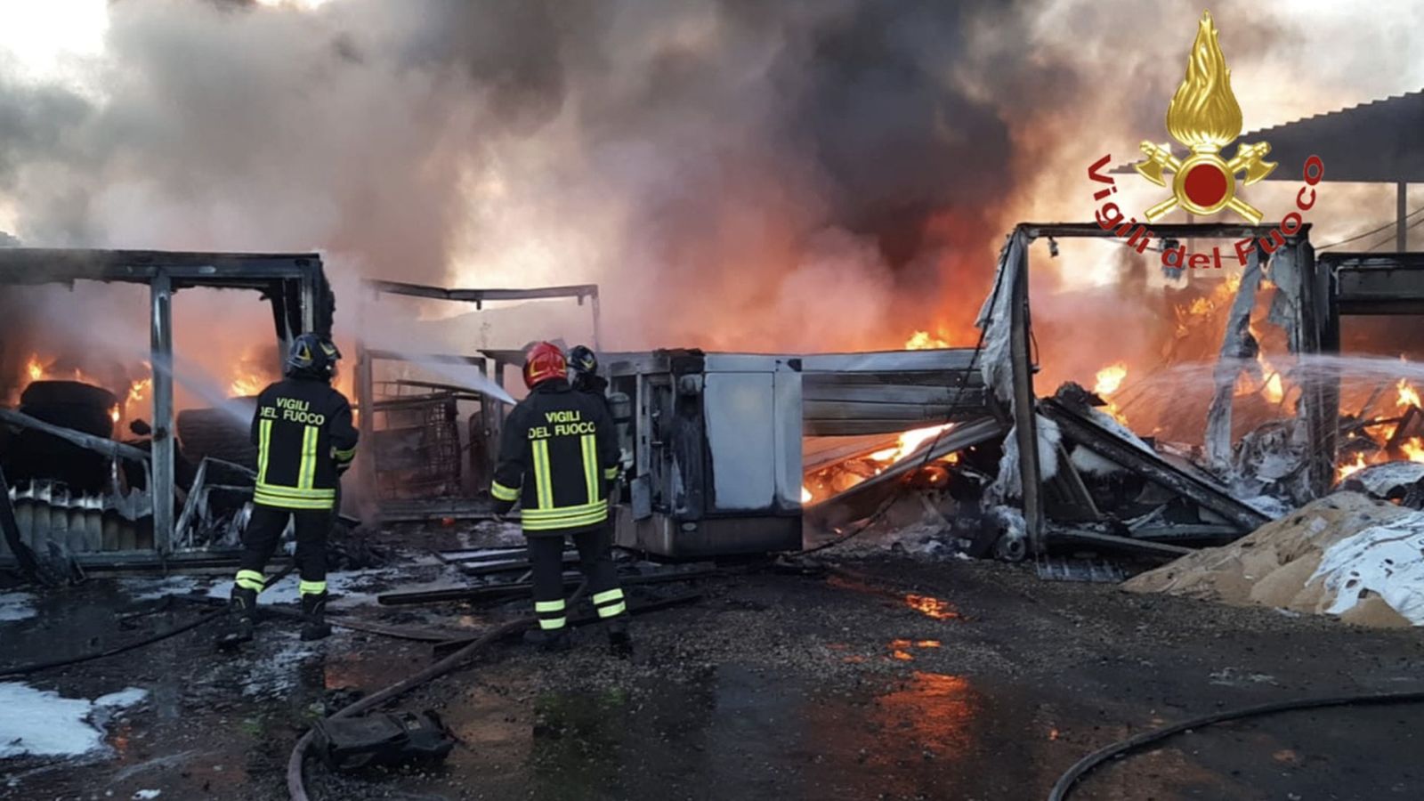 Bellizzi, incendio in un deposito di container