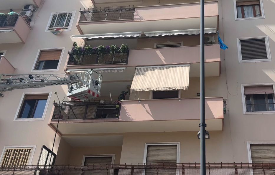 Incendio in appartamento, paura a Fuorigrotta
