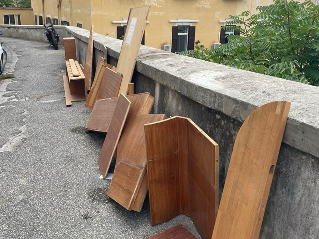 Vomero, rifiuti ingombranti in strada