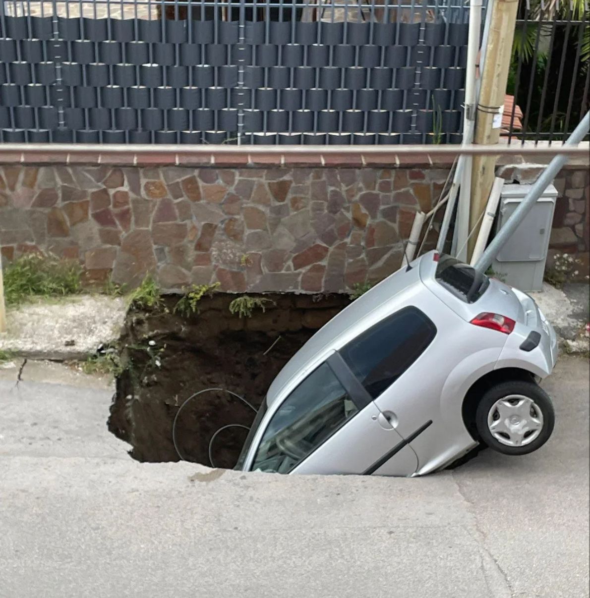 Si apre voragine in strada, inghiottita auto