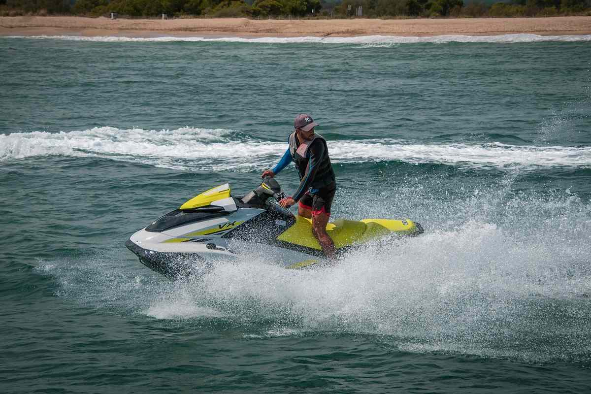 Procida, minori sfrecciano su moto d’acqua