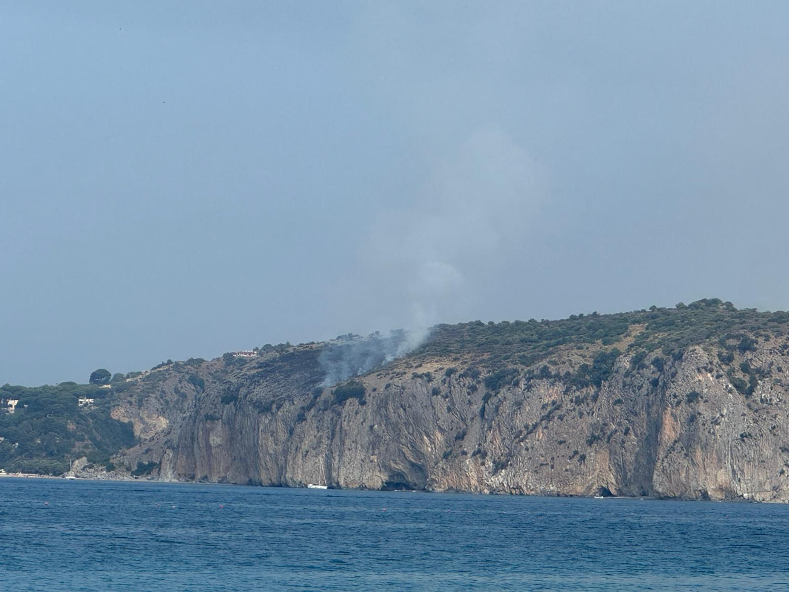 Palinuro, vasto incendio in località Molpa