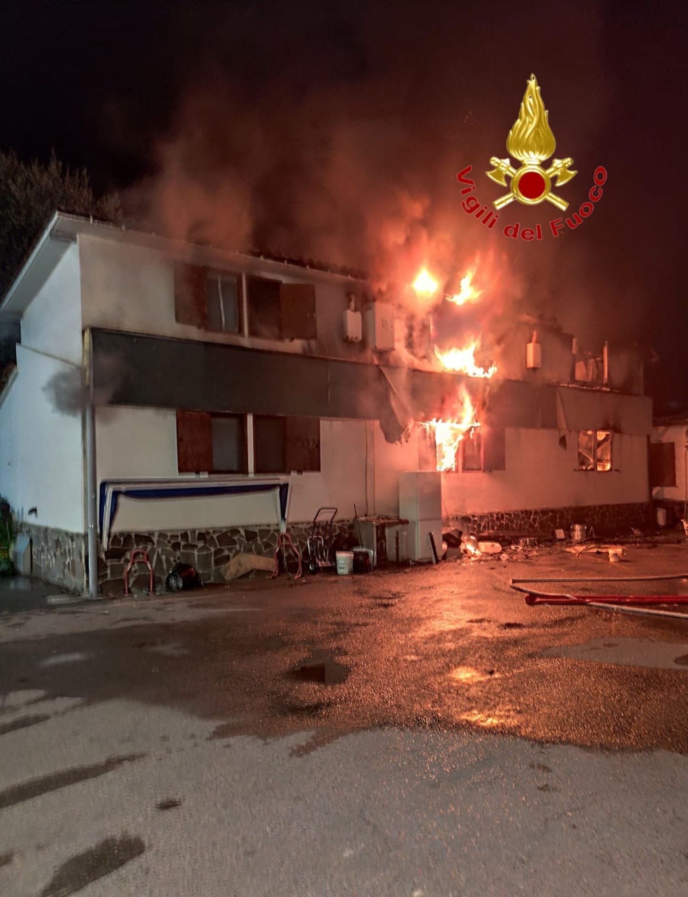 Incendio a Villammare, distrutta struttura in legno