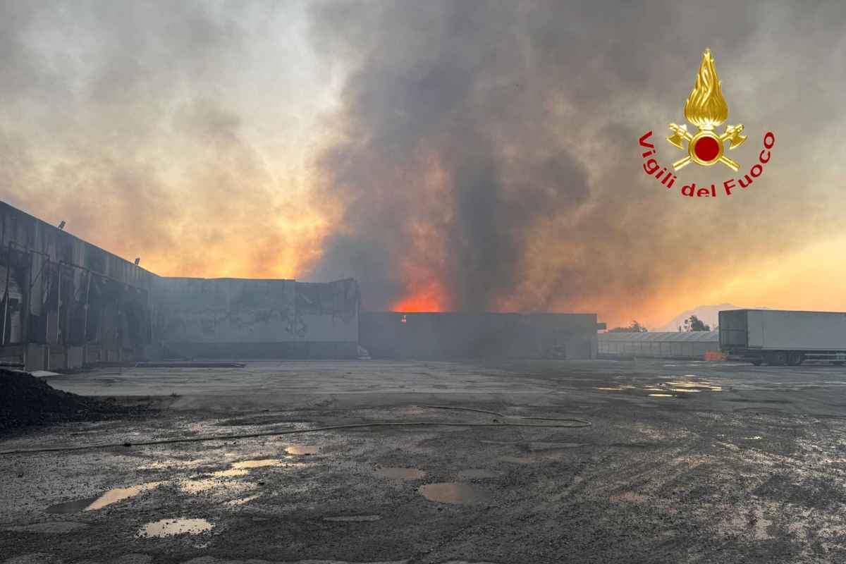 Pontecagnano, in fiamme capannone industriale