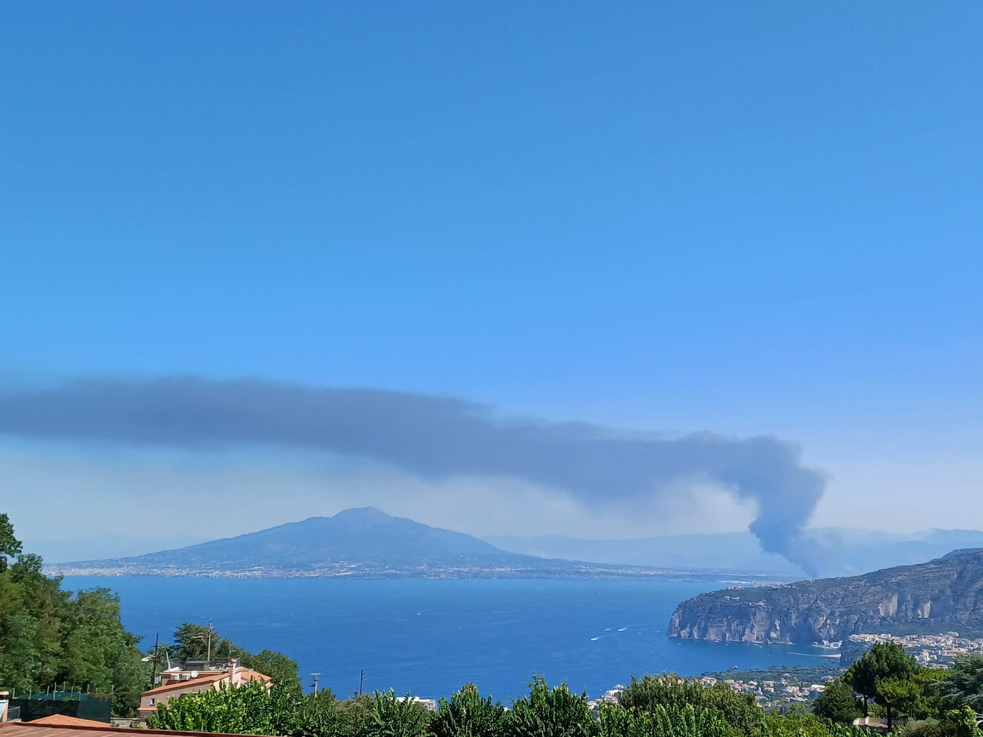 Pompei, in fiamme serra trasformata in deposito