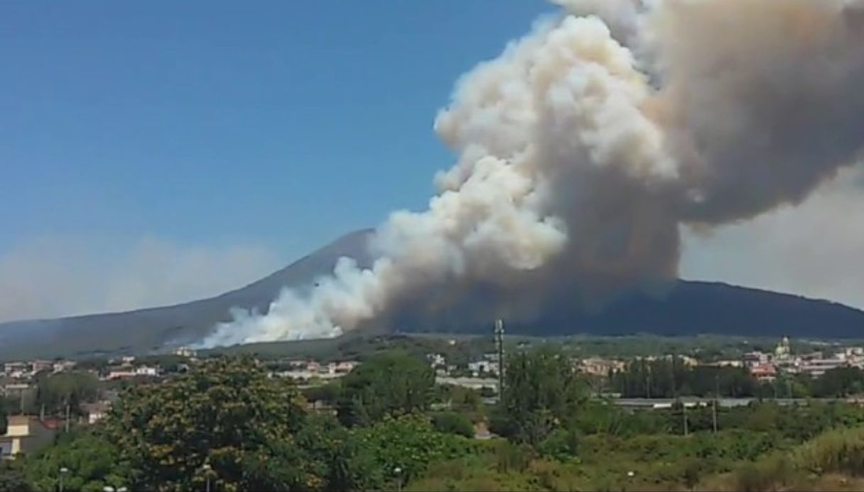 Incendio sul Vesuvio, prosegue la bonifica