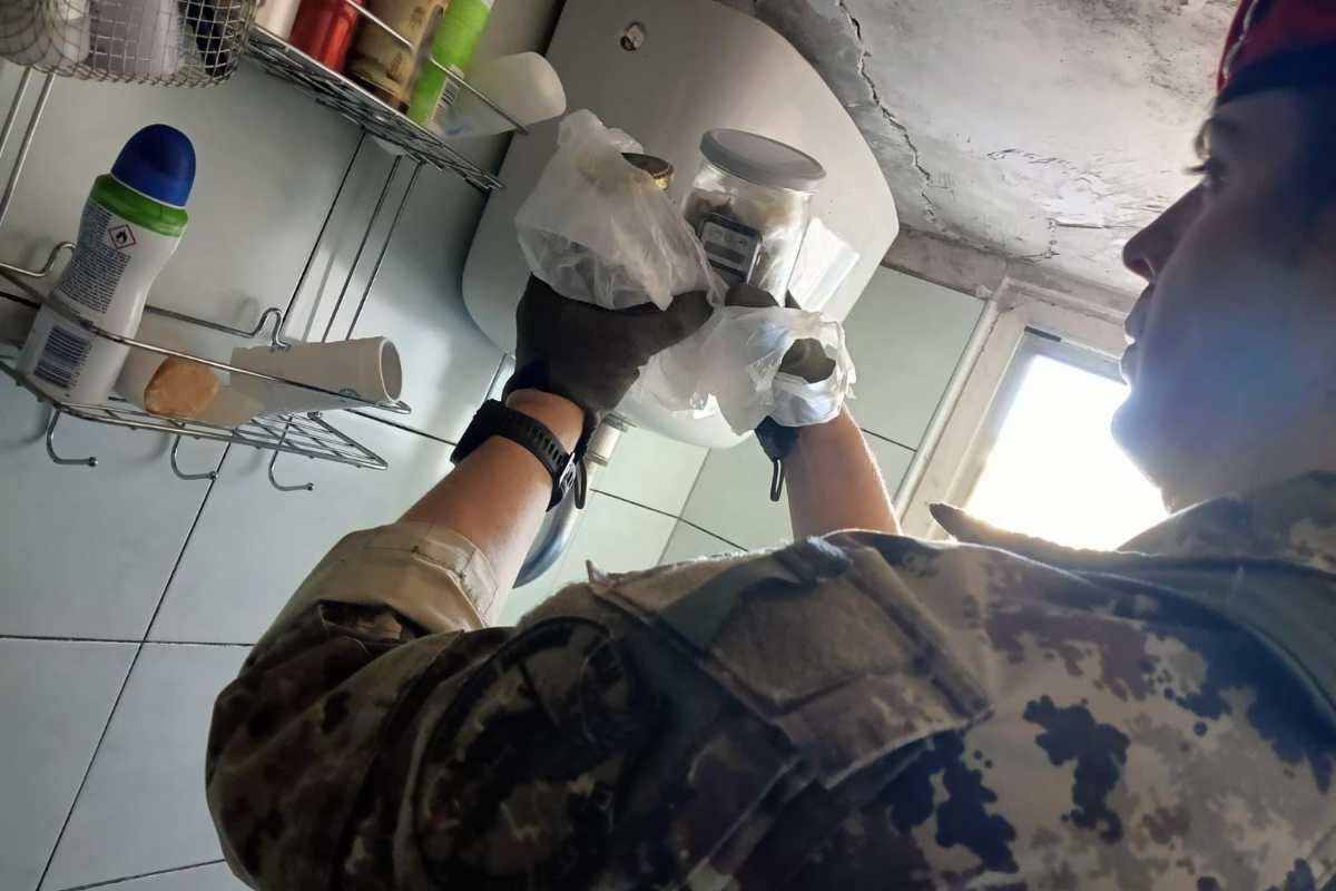Droga nella cassetta del wc, 1 arresto