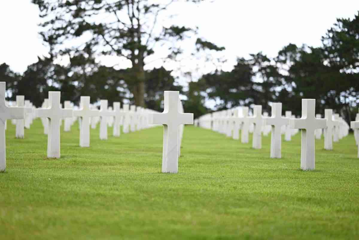 Bara non entra nella fossa, indignazione al cimitero di Polla