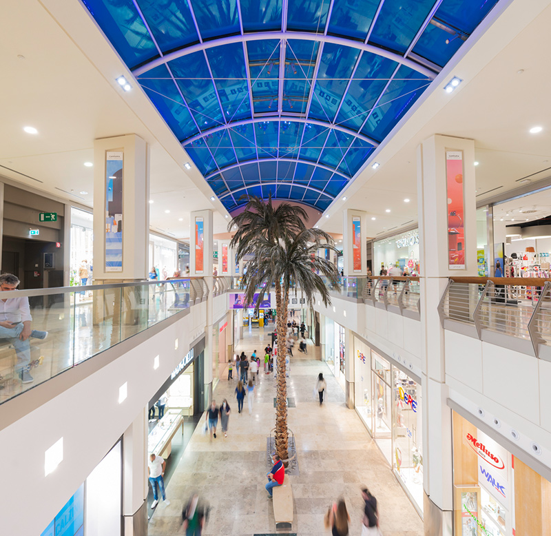 Rubano vestiti al centro commerciale: 5 denunciati