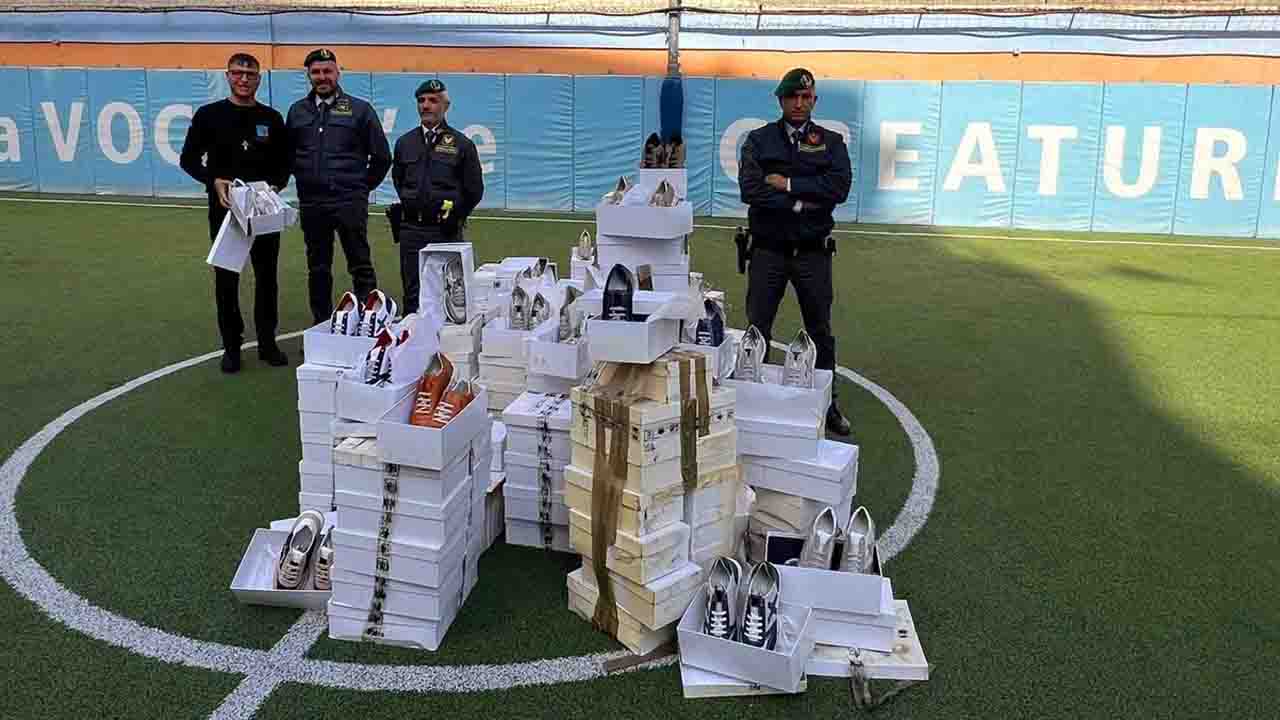 Scarpe sequestrate donate alla onlus di don Merola