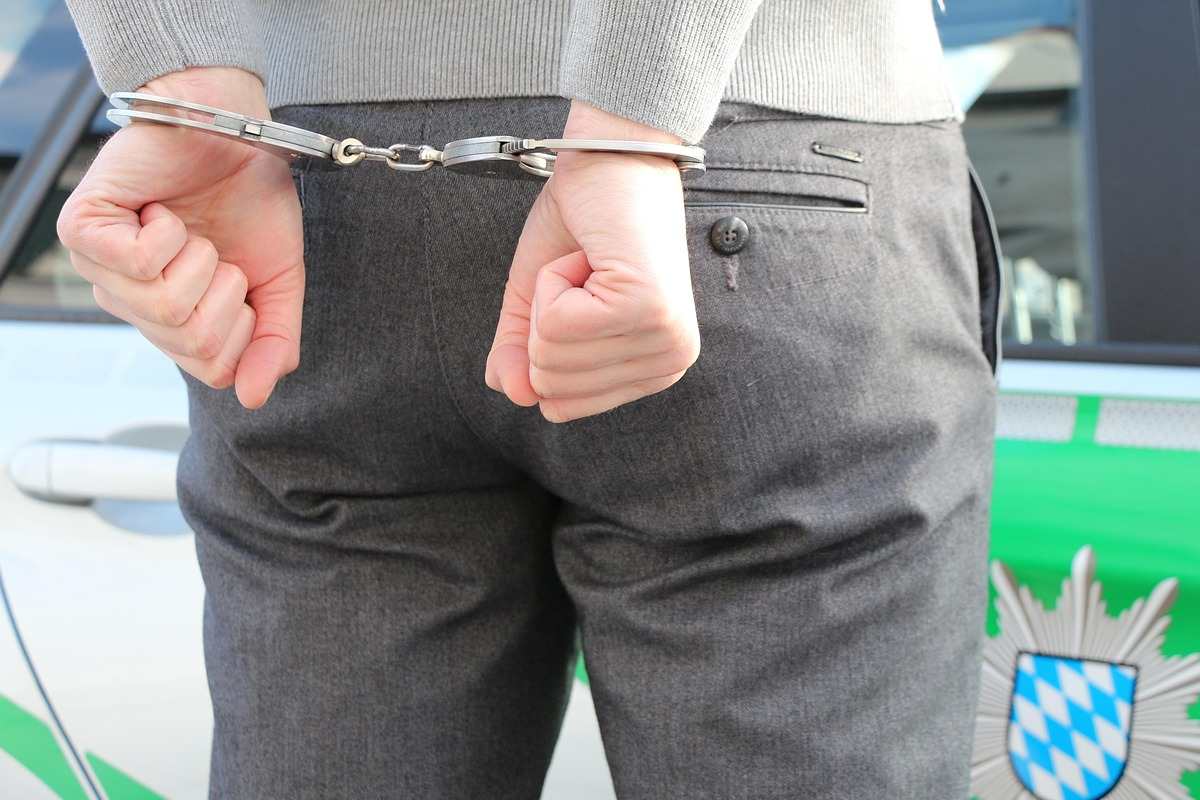 Abusi su bimba di 7 anni, arrestato il patrigno
