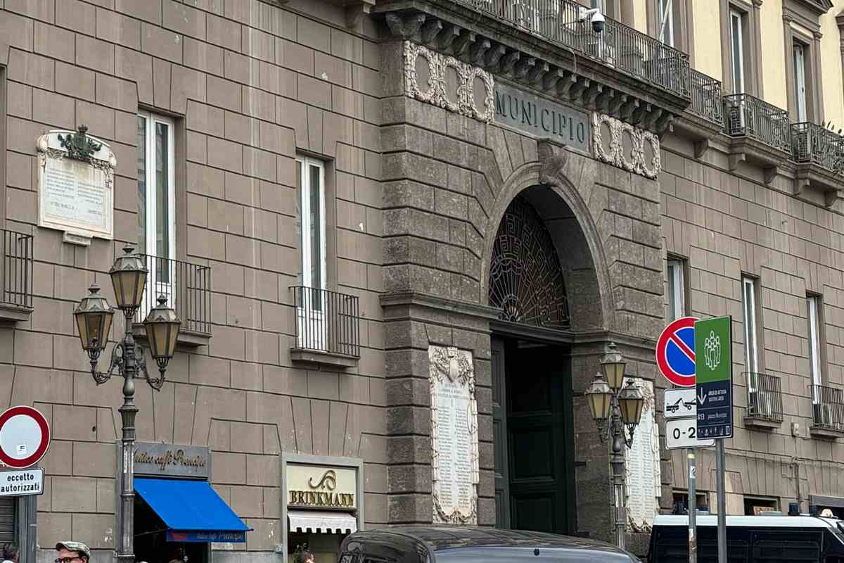 Occupanti ex motel Agip irrompono in sala giunta a Napoli