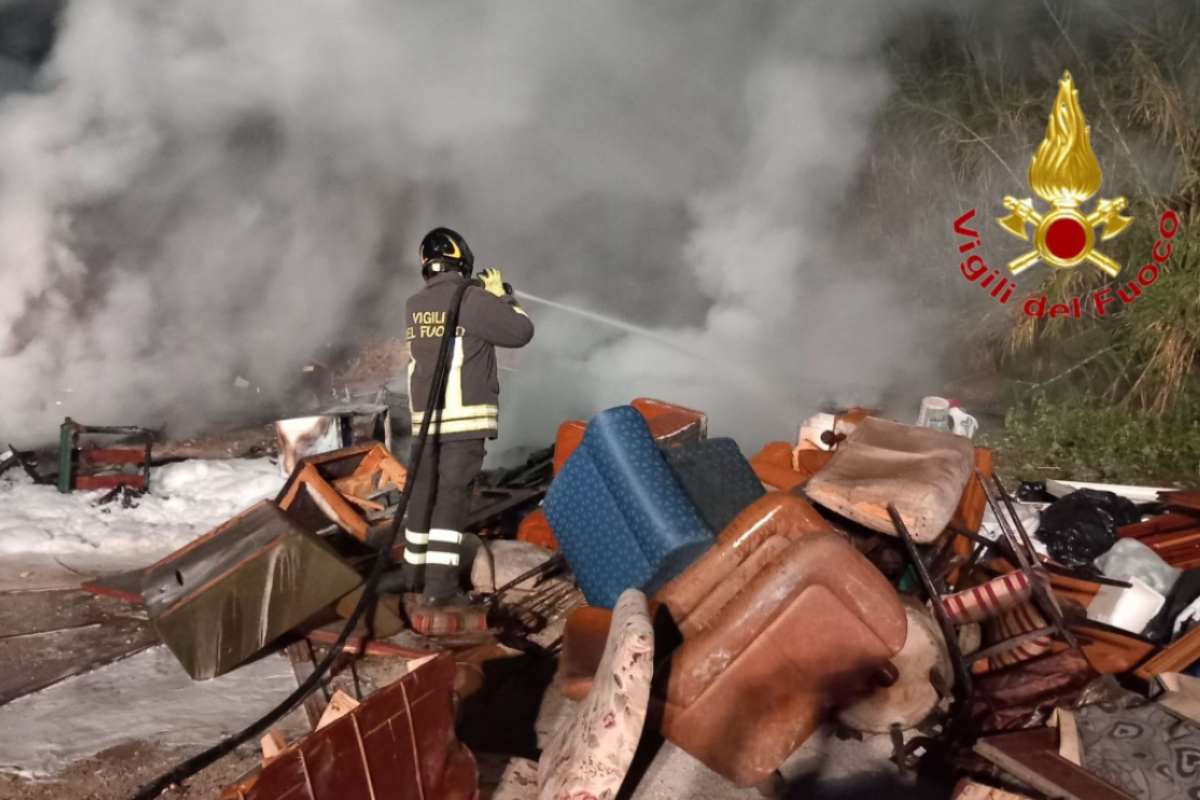 Salerno, in fiamme area trasformata in discarica