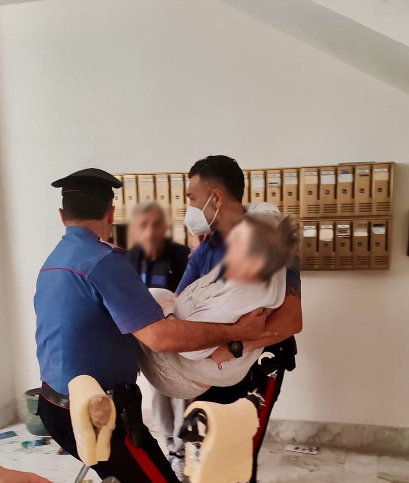 Villaricca: carabinieri salvano anziana da incendio