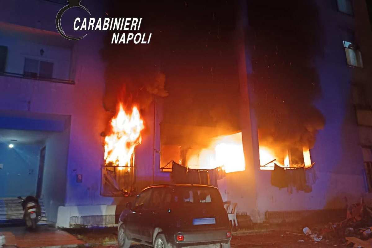 Incendio a Nola, evacuati 15 appartamenti