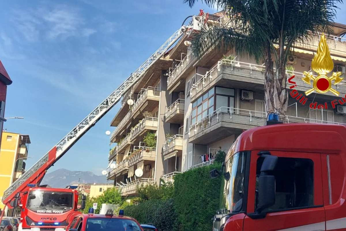 Nocera Inferiore, incendio in uno stabile