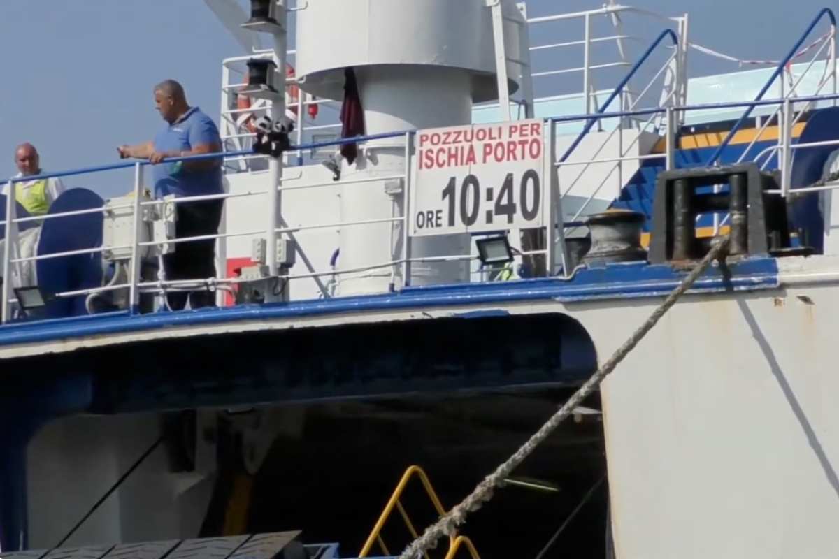 Vento forte, saltano i collegamenti per Ischia e Procida