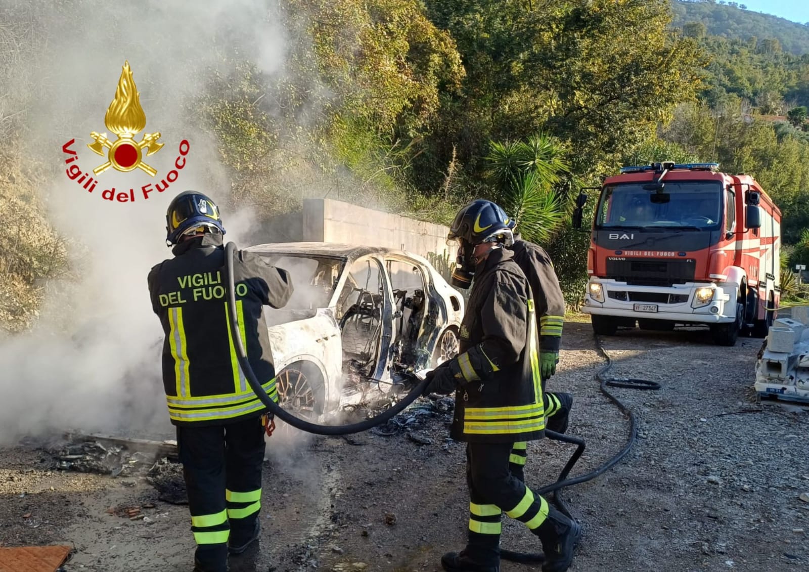 Auto in fiamme a Salerno