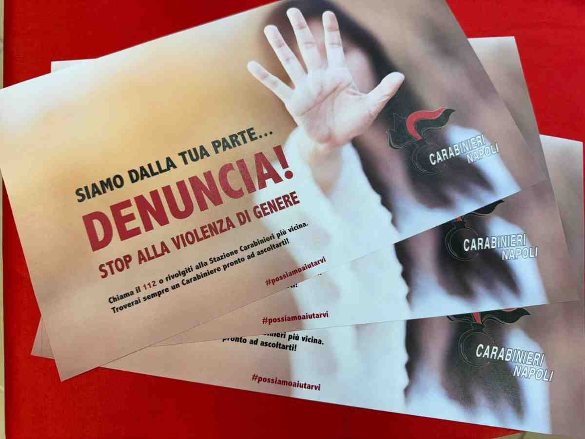 Calci e mani al collo alla ex, arresto 54enne