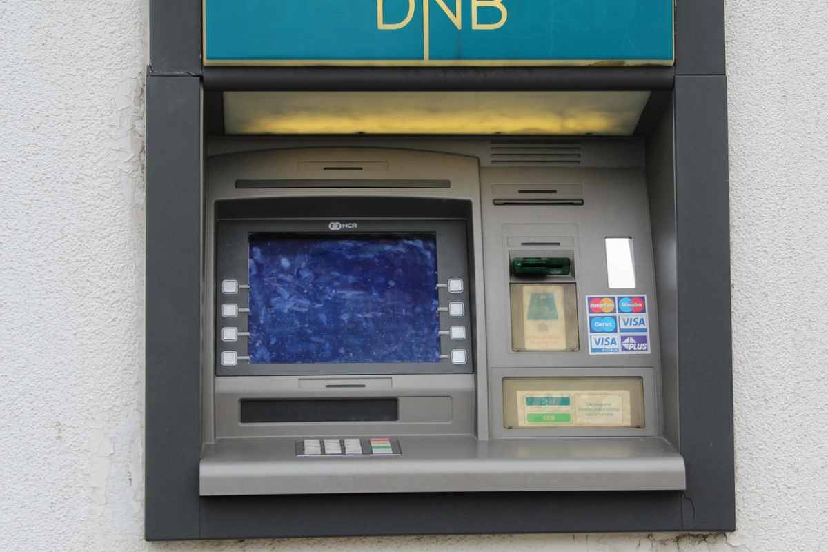 Tentano furto ad un atm ma non ci riescono e scappano