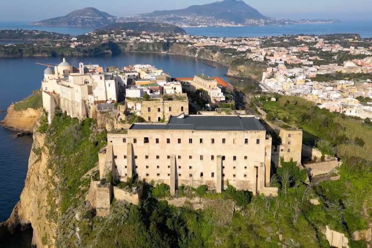 Procida, crolla muro a Palazzo D’Avalos