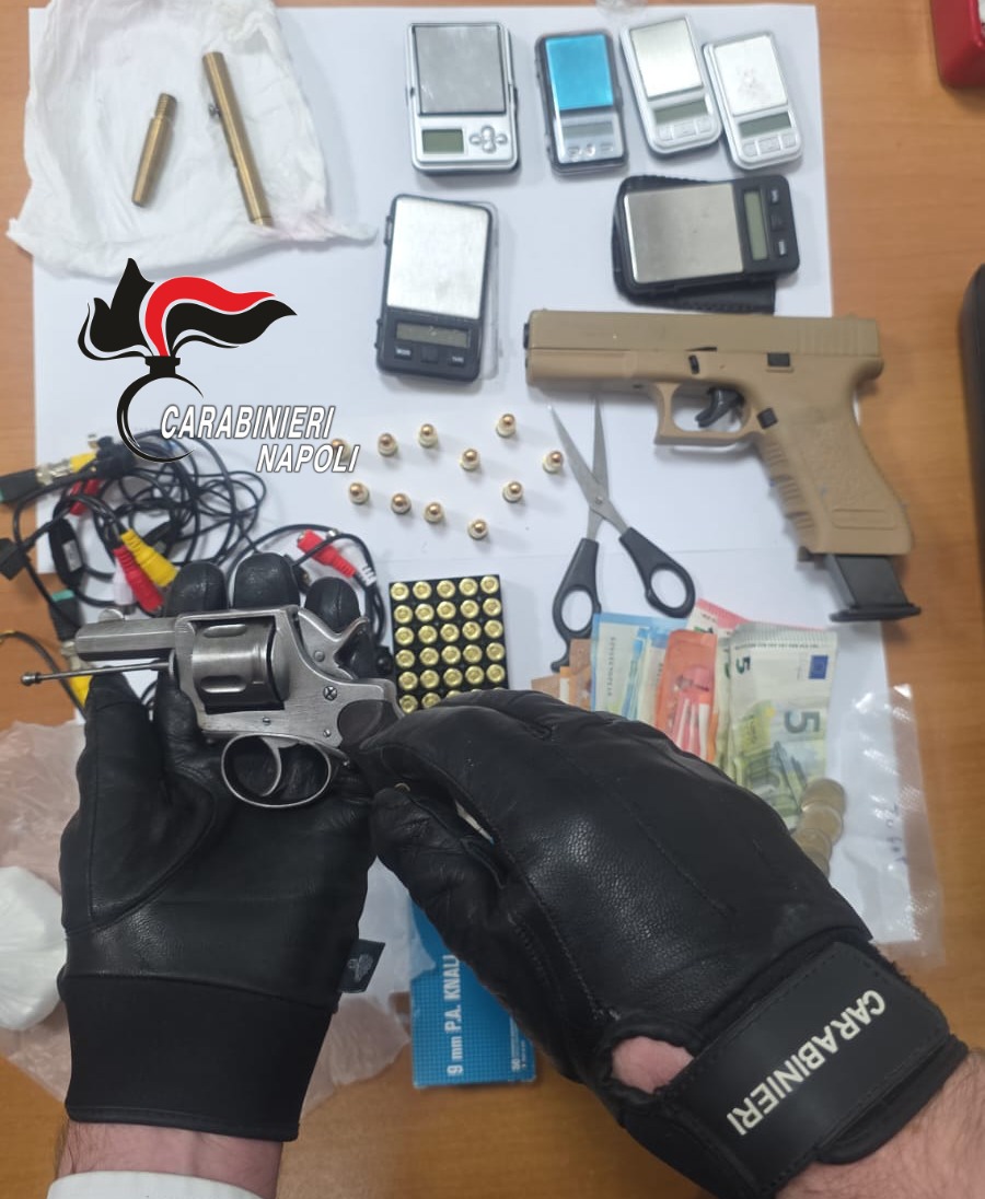 Caivano, carabinieri arrestano pusher con armi fantasma