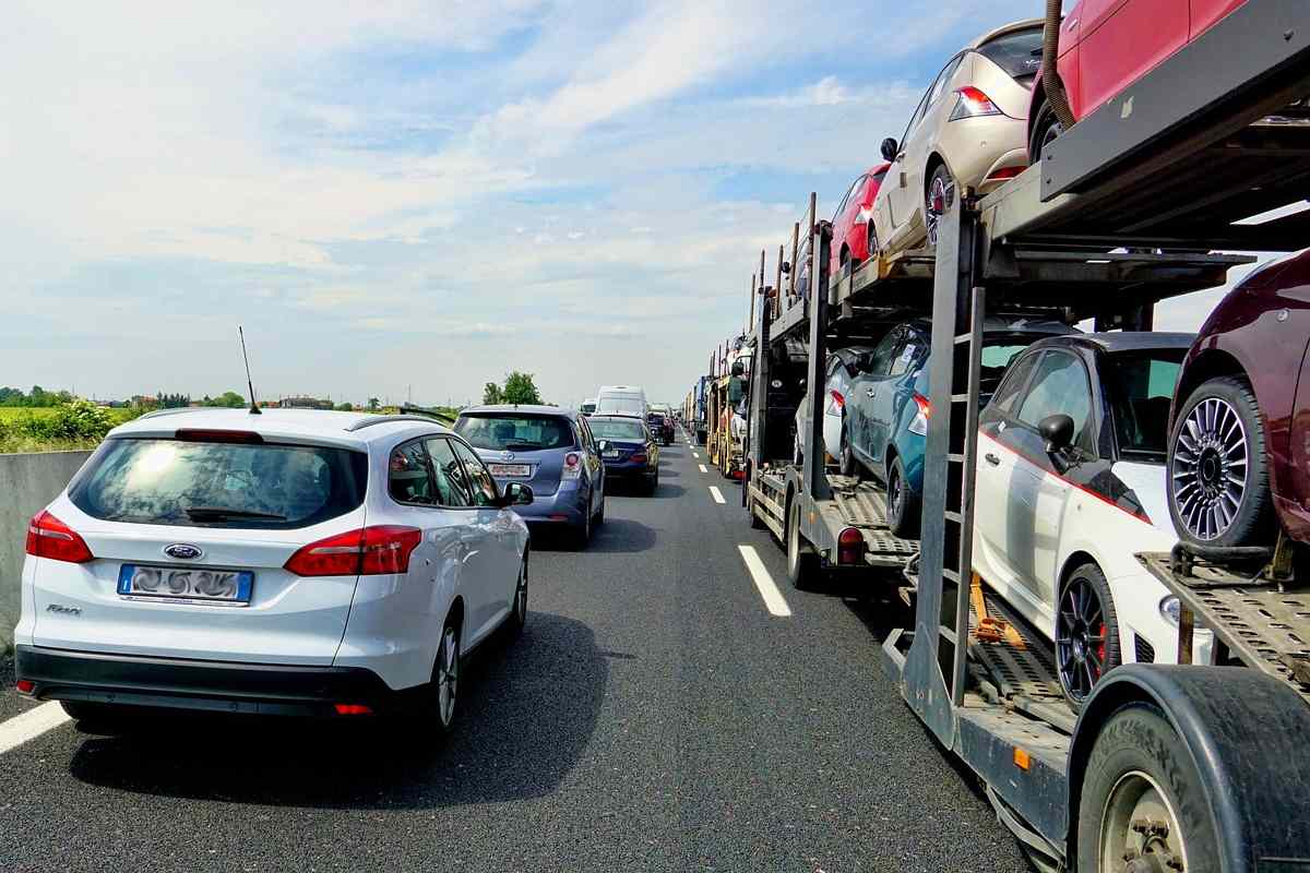 Camion sbanda, coda in autostrada