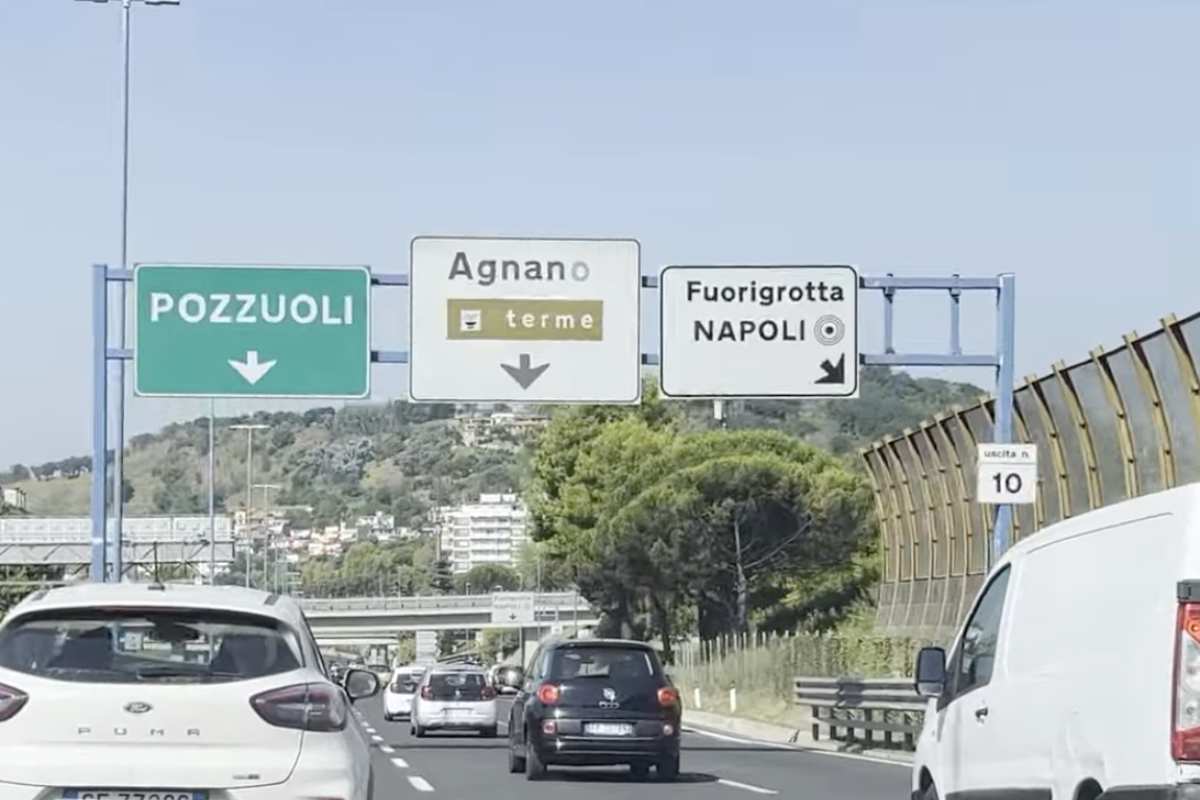 Tamponamento tra autocarri e bus sulla tangenziale di Napoli, feriti e code